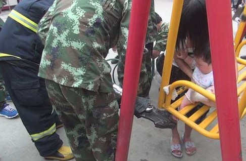 小孩玩耍脚被秋千卡 涵江消防10分钟救出