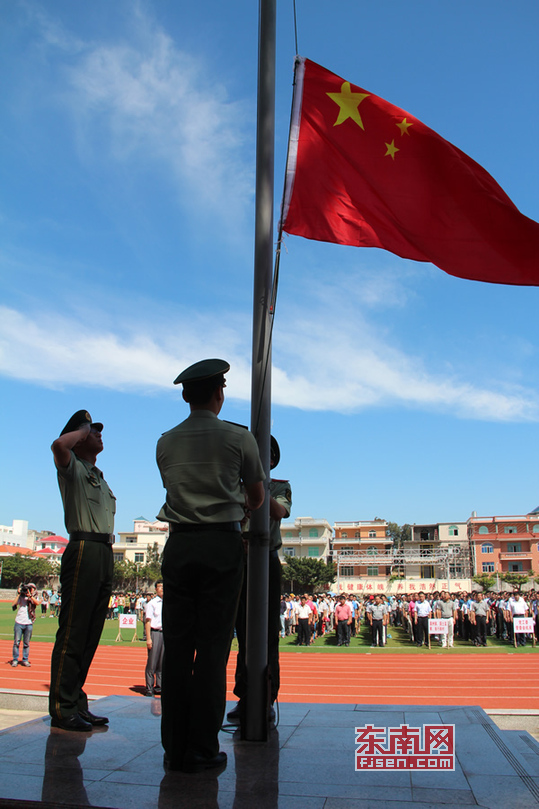 湄洲边防派出所七一升国旗 喜迎建党92周年