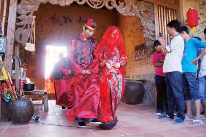 莆田湄洲岛影视城举办一场穿越式集体婚礼 -