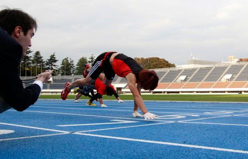 男子四肢并用跑百米 打破吉尼斯世界纪录