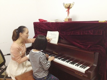 莆田80后女钢琴师的音乐梦 黑白琴键弹奏多彩