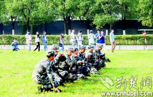 “国防教育进媒体、读者网友进军营”活动侧记