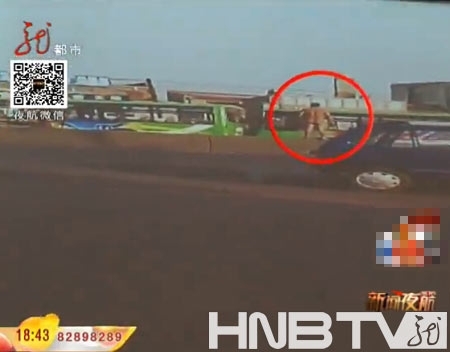 裸男街头挥舞菜刀“指挥交通” 民警徒手制服遭砍伤。（图片来自视频截图）