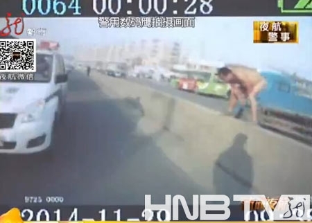 裸男街头挥舞菜刀“指挥交通” 民警徒手制服遭砍伤。（图片来自视频截图）