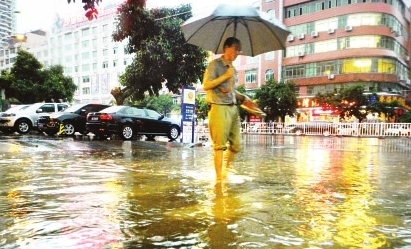 莆田一中大门口附近:减速带损坏 路面全是钉子