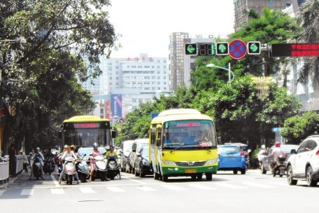 莆田:机动车随意霸占右转车道的将扣分罚款 -