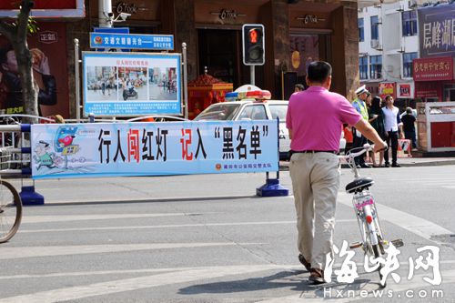 该男子无视红灯、曝光台，直接推车过街