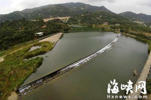 南安陂长三百七十多米，位于溪面最宽处，且斜对溪流，可防拒溪流直下的冲击力      