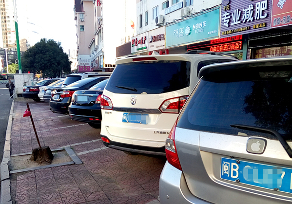 莆田长寿社区人行道停车收费却无公示牌 回应