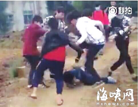 视频中一男生遭多人踢踹（视频截图）