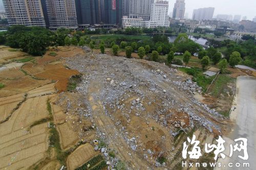 在菜地和湖之间，堆起了一座占地一百多平方米的渣土山