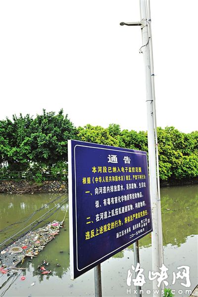 望江河莆田六中段警示牌旁空留一处监控设备立杆，探头不知所终