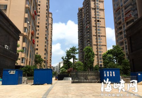  小区正大门仅有简易围挡    