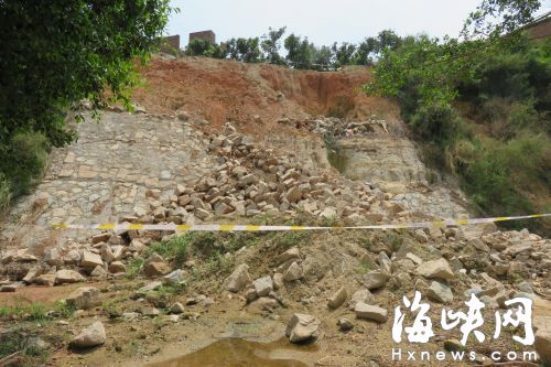 大量石块、泥土滚到绿化带上，现场已设了警戒线          N海都记者 林养东/文 马俊杰/图 实习生 周婕     海都讯 台风“尼伯特”过后，城港大道笏石镇岐厝村段有挡土墙发生小面积滑坡，近日又出现进一步滑坡，大量石块、泥土滑落绿化带上。      昨日上午，记者沿城港大道走访，在岐厝村段至莆兴路发现有三处挡土墙发生滑坡，其中一处上方还有民房。记者注意到，沿途只有部分位置建了挡土墙，其余部分生长了植物，发生滑坡的都是上半部分，裸露出了黄土，大量石块、泥土堆在辅道旁的绿化带上。现场已经设置了警戒线和围挡，禁止行人靠近。      “台风期间就发生过小面积滑坡。”附近村民陈先生告诉记者，这些石块是前两天滚下来的，没有伤到人，上方的民房也没有人居住。不过，村民们担心再遇到降雨，会发生更大面积滑坡。      笏石镇政府有关工作人员表示，有关部门正在制定方案，会对发生滑坡的挡土墙尽快修补，防止进一步滑坡。     