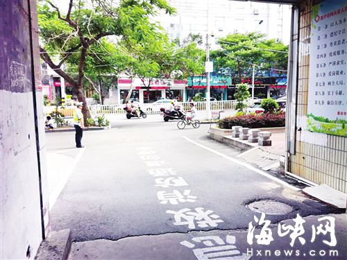 交警在城厢医院“生命通道”值守，治堵取得效果