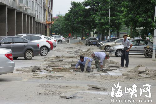 荔城中大道泰安名城段，工人已开始对破损的人行道进行修复  