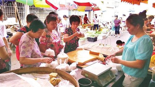 不少人还会将做好的﹃金粿﹄、﹃宝糕﹄拿到市场上去卖
