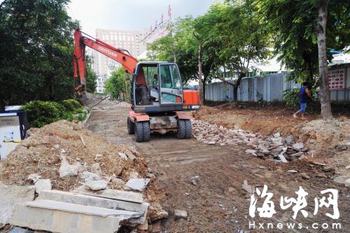 该地区将通过将人行道内移至学校围墙边，腾出成块空地新建停车场