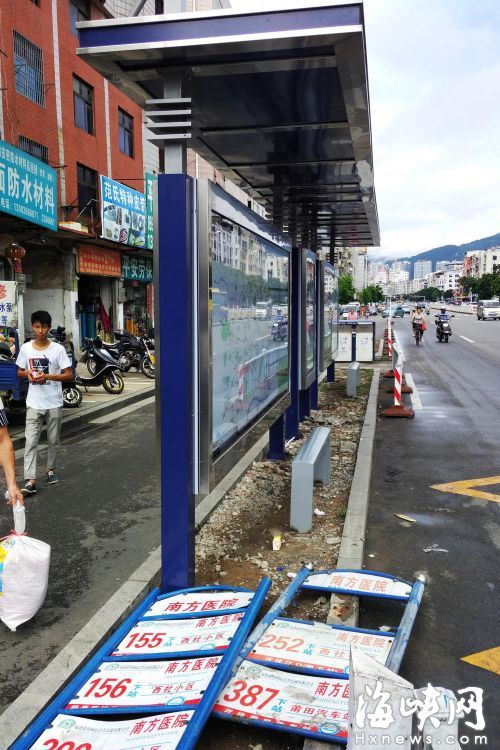  莆阳路天九湾公交站新建了蓝灰色的公交站台