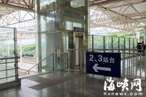 通往二号和三号站台的电梯长期关闭，旅客只能从另一侧的楼梯下去  
