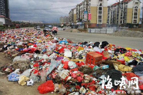 莆田一小区无收纳池马路成垃圾场 半月无人清理