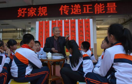 　全国百名“传承好家风的好妈好爸”郭景国用《百家家训》一书向学生讲解莆田传统好家规家训