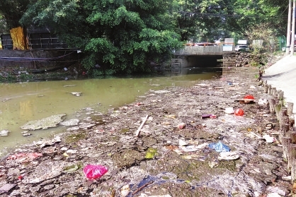 河面漂满垃圾，散发恶臭