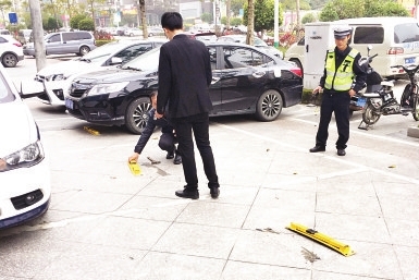 莆田:商家公共停车位私设地锁 警方责令拆除