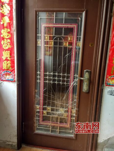 市民反映防盗门玻璃被破坏疑邻居所为 莆田涵