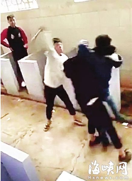 视频截图显示，三名男生在厕所内发生肢体冲突