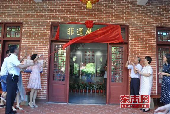 莆田市非遗展示厅揭牌 东南网莆田6月10日讯(本网记者 吴炳端 通讯员 陈舒 文/图)6月10日,莆田市2017年中国首个文化和自然遗产日系列活动启动仪式在莆田市群众艺术馆举行。莆田市委常委、宣传部长吴桂芳,副市长陈惠黔出席,并为莆田市非遗展示厅揭牌。 据了解,今年首个文化和自然遗产日主题是非遗保护传承发展的生动实践。莆田素有海滨邹鲁文献名邦之美誉,悠久的历史孕育创造了瑰丽丰厚的文化和自然遗产,有三清殿、木兰陂、镇海堤、天中万寿塔等各级文物保护单位和文物点共1471处,有妈祖信俗、