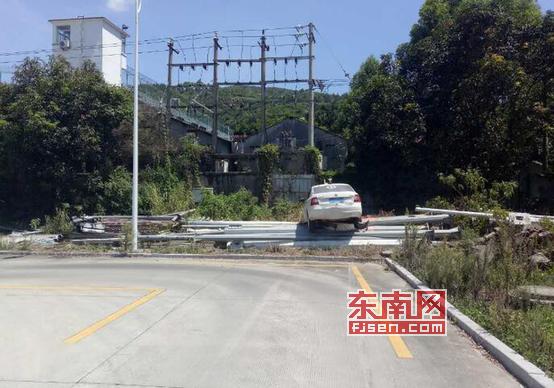 郑建斌)近日,在莆田城厢区霞林街道科目二考场,一名女学员直角转弯时