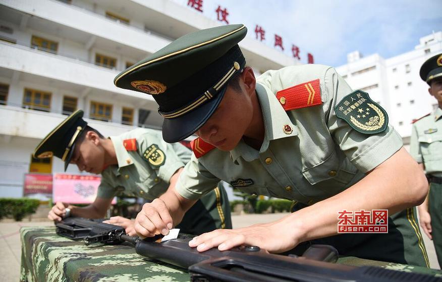 小心翼翼地揭下枪上的姓名牌.别了,熟悉的钢枪,营房和战友!