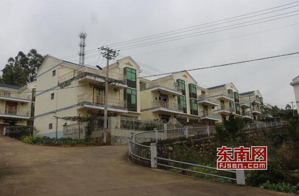 乌石村对沿街立面进行改造 东南网莆田1月31日讯(本网记者 李妙珠)2013年11月以来,莆田市仙游县大济镇乌石村围绕幸福家园试点建设和特色乡村旅游两大项目,着力建设美丽乡村。如今,走进乌石村,原来的小乡村已建起了洋气的别墅,开发了天鹅湖游乐园,修建了休闲垂钓区、铁索桥、木栈道每逢节假日,一拨拨游客慕名前来游玩,让乌石村乡村旅游的知名度渐响。 乌石村新村 旧房改造,建设宜居幸福家园 在乌石村宽敞整洁的村道旁,有一排排两层半的民房,蓝色的房顶、淡黄色的墙体,规划整齐看上去颇有气派。 这是村里统一