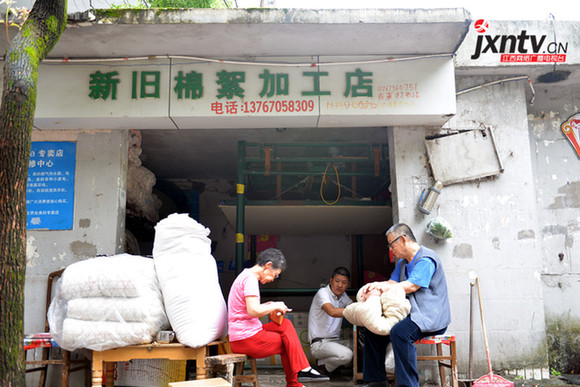 杨金平开的新旧棉絮加工店。（记者陶望平 摄）