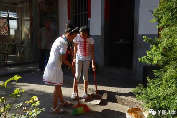 上课认真作笔记 东南网莆田7月5日讯 认真做好每一件事,热心帮助每一个人是莆田北岸忠门中心小学六年二班金佳颖同学的座右铭。她的阳光热心,助人为乐,被评为2017年莆田市美德青少年。 眼前这个扎着小马尾,阳光灵动的小女孩就是金佳颖。在莆田北岸忠门中心小学见到她时,正是课间休息时间,她正耐心的帮同学分析语文思考题。