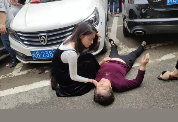 年轻女子为老人口_古风女子图片