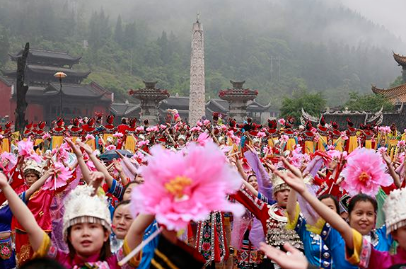 第八届中国乌江苗族踩花山节暨彭水水上运动大赛精彩启幕