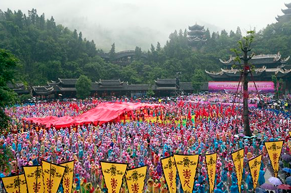 第八届中国乌江苗族踩花山节暨彭水水上运动大赛精彩启幕