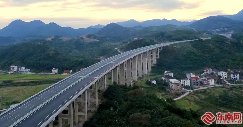 万源庙沟高速出口图图片