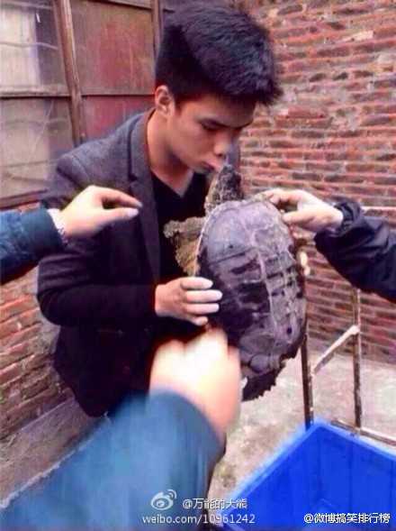 小伙吻鳖爆红疑放生时被鳖咬住嘴唇