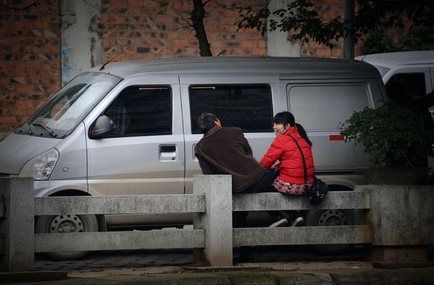 南宁站街女上树与民警对峙一查竟是男儿身