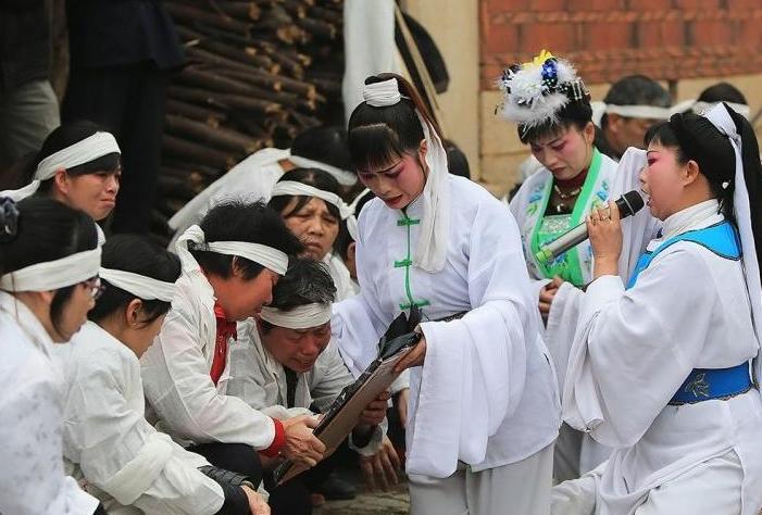 职业哭灵女业务繁忙 每月能"哭"二十余场