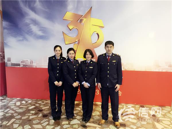 贾云鹏,丁蕾,苏莎,裴润生在央视315晚会宣传牌前合影