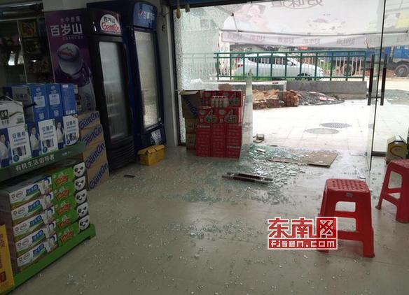 超市老板崔女士表示,被砸坏的玻璃门目前已维修好(崔女士供图)