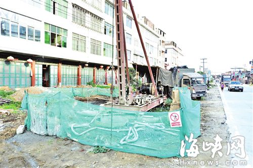荔城交通局称，村民将桩机的零件拿走，桩机停在路旁